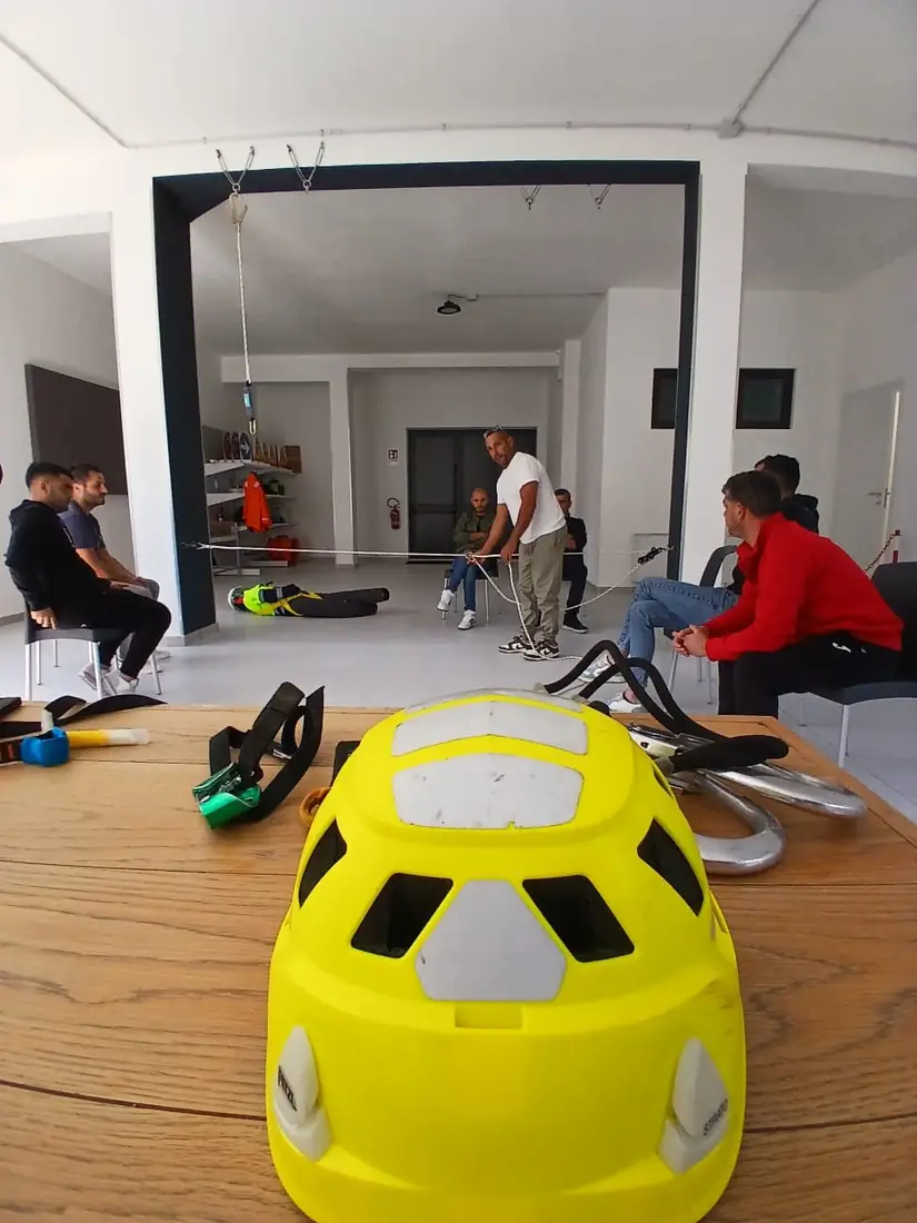 L’aula del campo prova con casco, imbracature e corde pronti per l’esercitazione sui lavori in quota