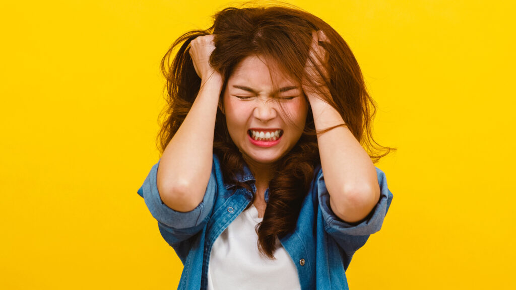 Questa immagine ha l'attributo alt vuoto; il nome del file è portrait-young-asian-lady-with-negative-expression-excited-screaming-crying-emotional-angry-casual-clothing-looking-camera-yellow-wall-facial-expression-concept-2-1024x576.jpg
